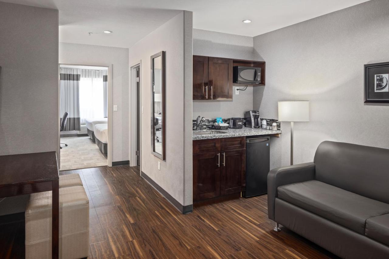 Home Inn & Suites Regina Airport Esterno foto