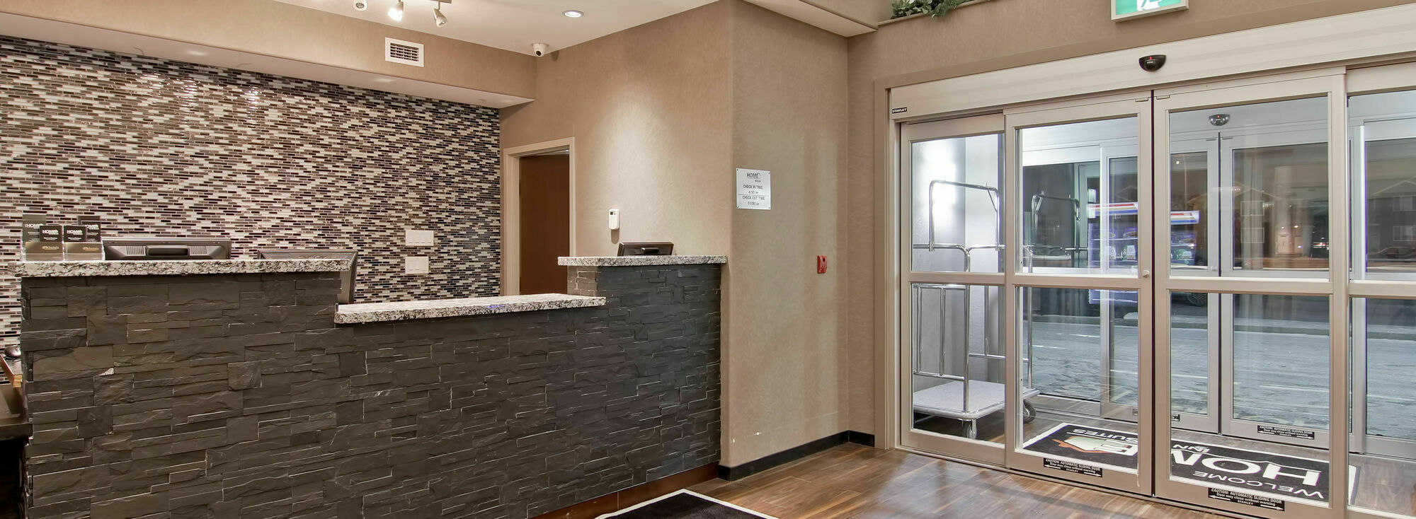Home Inn & Suites Regina Airport Esterno foto